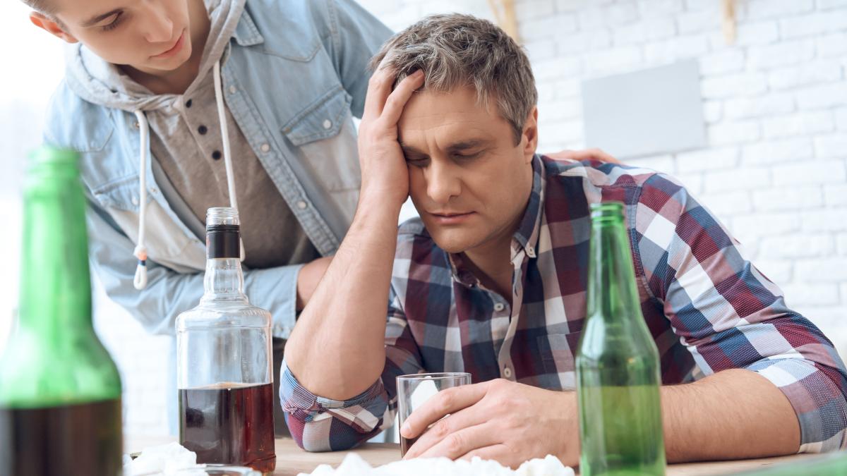 Adolescenții cu părinți dependenți. Radu Leca „Uneori copilul poartă casa în spate ca pe o povară nevăzută”