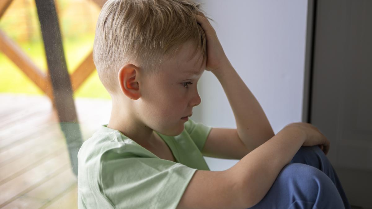 copil trist, gânditor