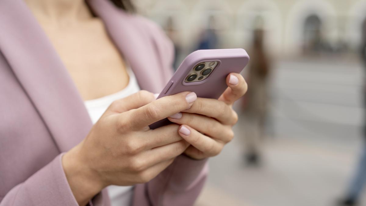 FEMEIE CU telefonul în mână