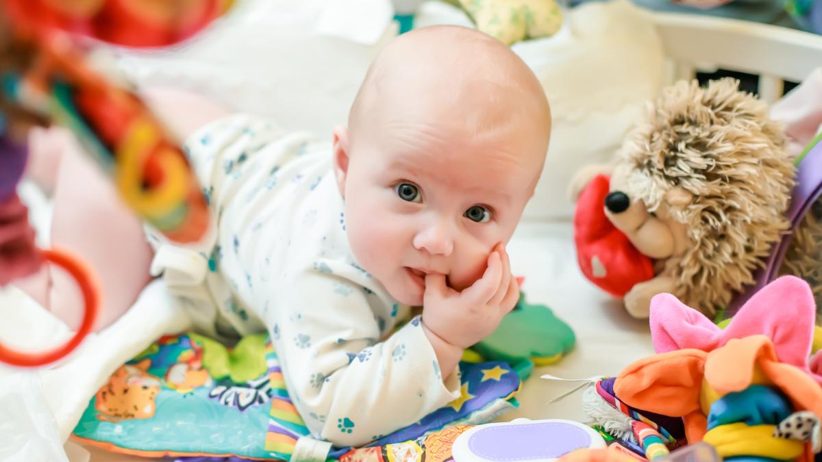 Studiu Bebelușii sortează obiectele în mintea lor înainte de a percepe culorile