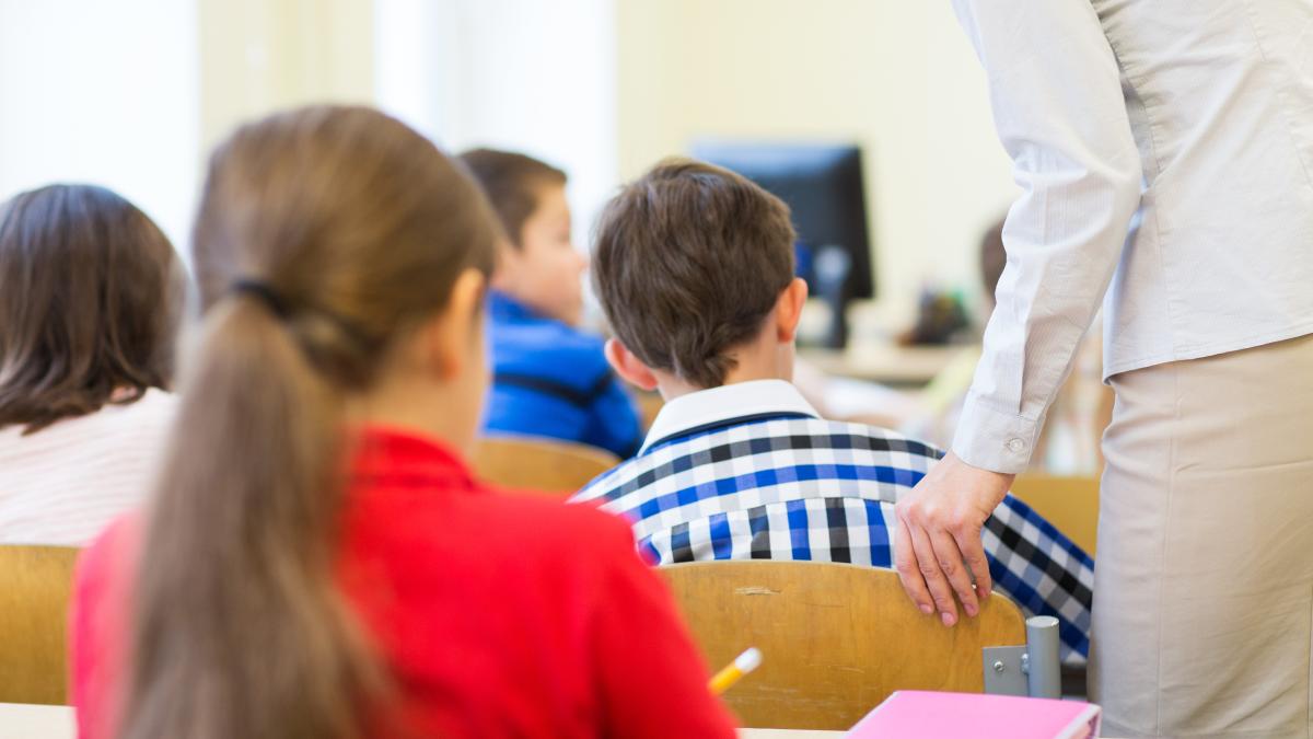 Genial O învățătoare citește o scrisoare de despărțire în clasă și își fascinează elevii Putem preda materia și distractiv