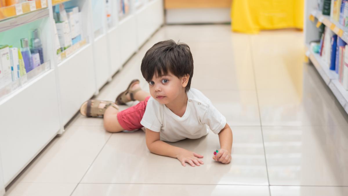 copil întins pe jos