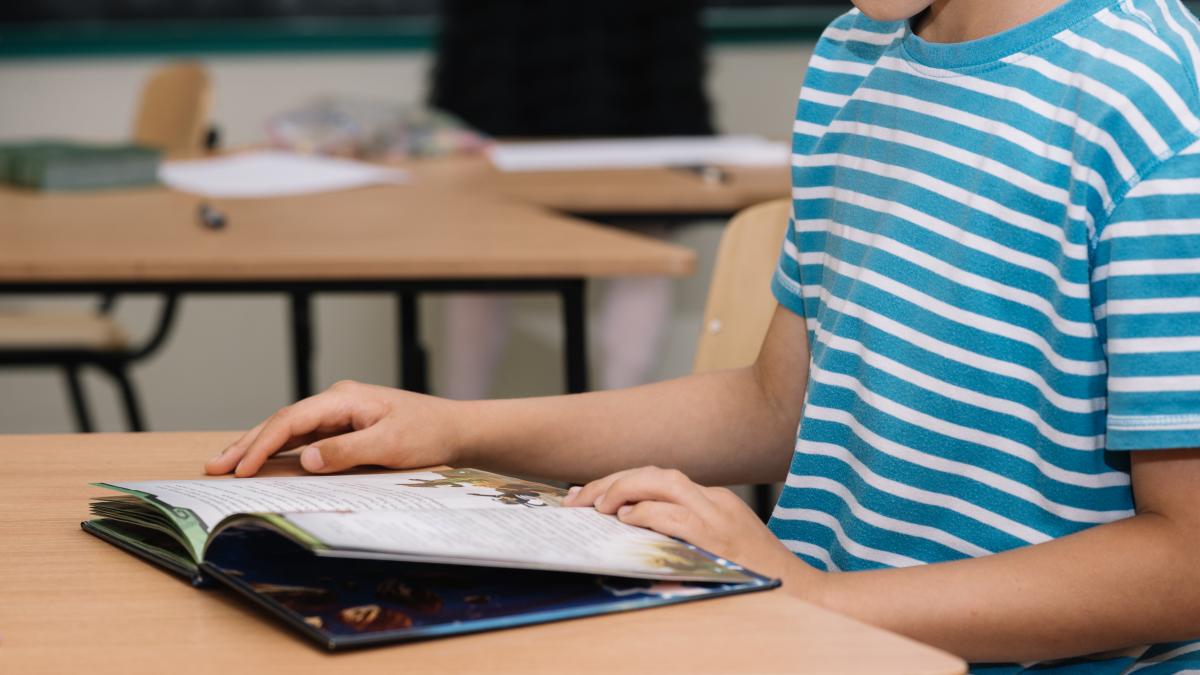 unrecognizable-boy-reading_40716600