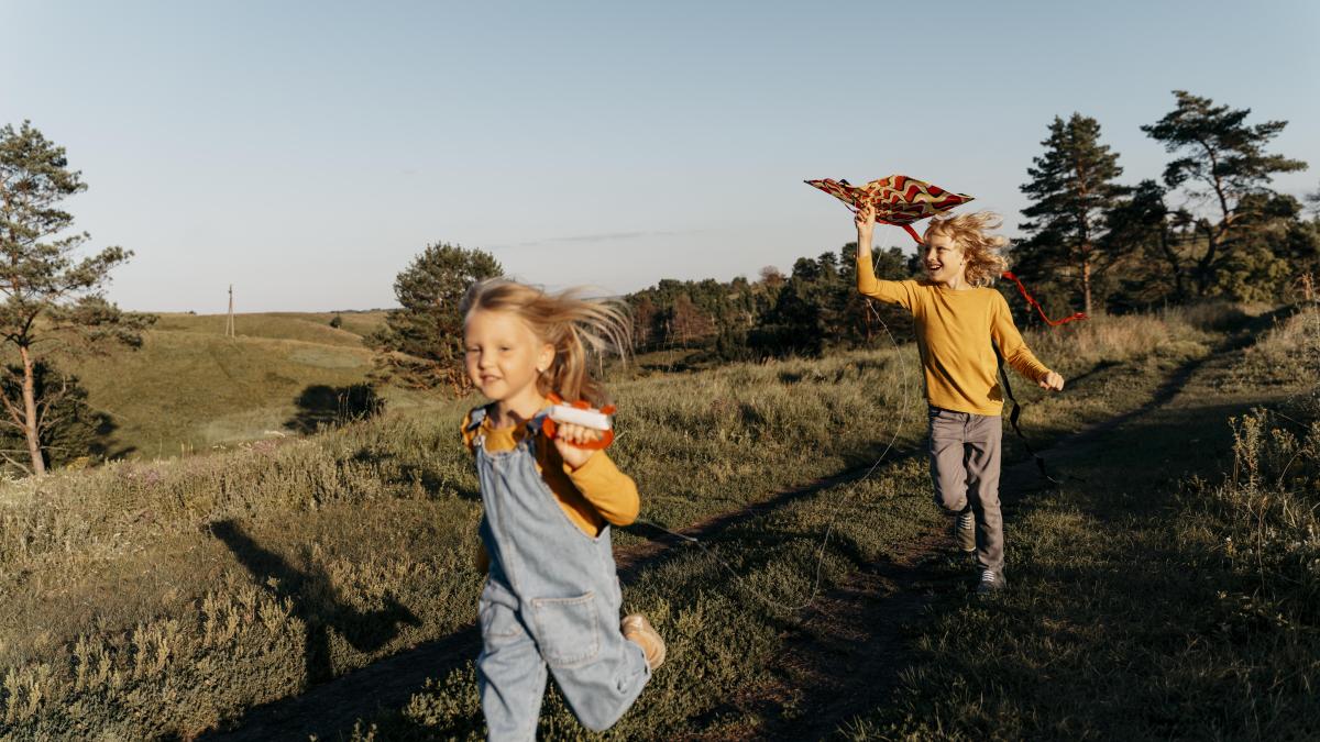 copii jucându-se afară cu zmeul