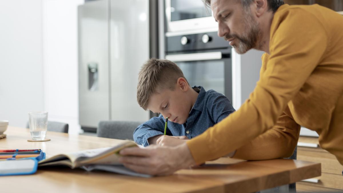 Părinții dezbat dacă temele din ciclul primar sunt cu adevărat necesare