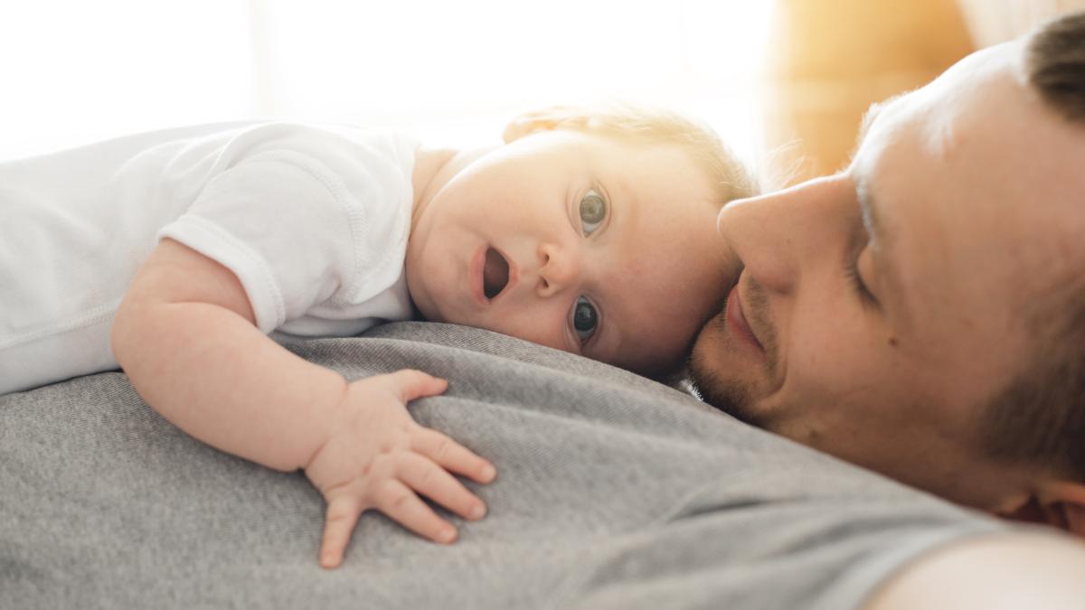 Un psiholog explică de ce mulți bebeluși adorm mai repede cu tatăl decât cu mama