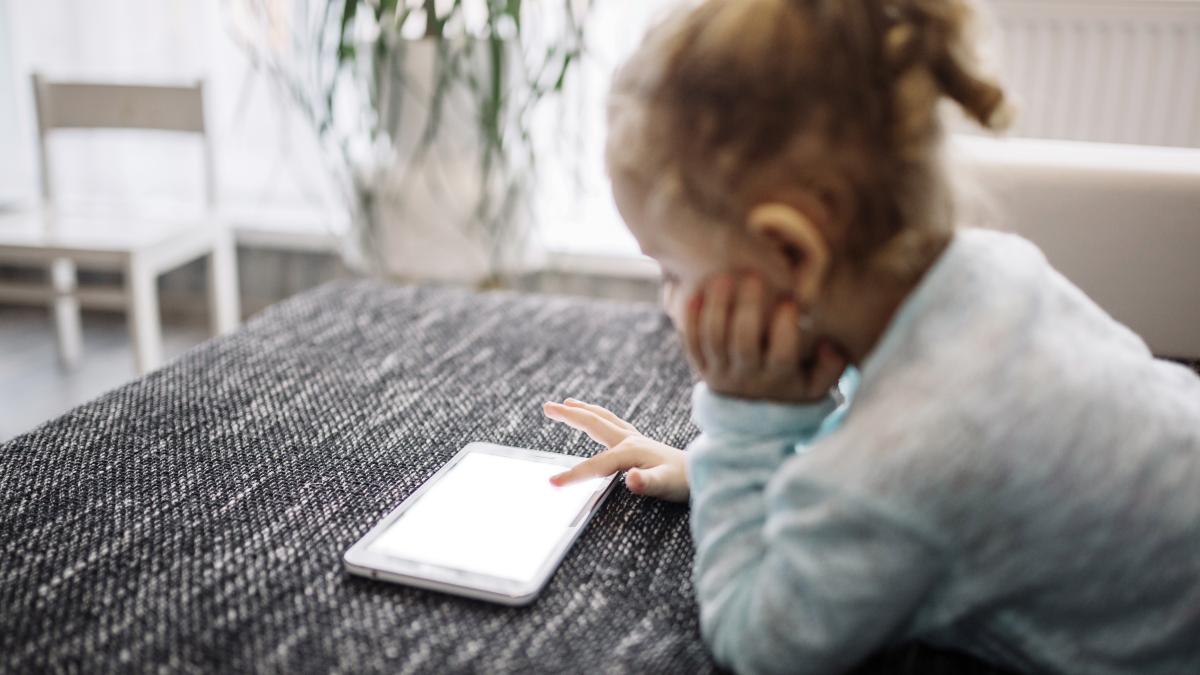 Avertismentul unui psihiatru pediatru pentru părinți „Ecranele nu pot fi o bonă!”