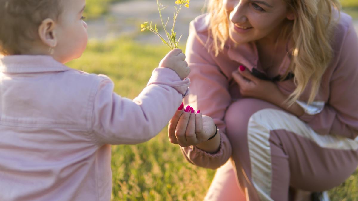 Ce ar trebui să faci pentru a consolida legătura cu copilul tău, potrivit unui medic pediatru