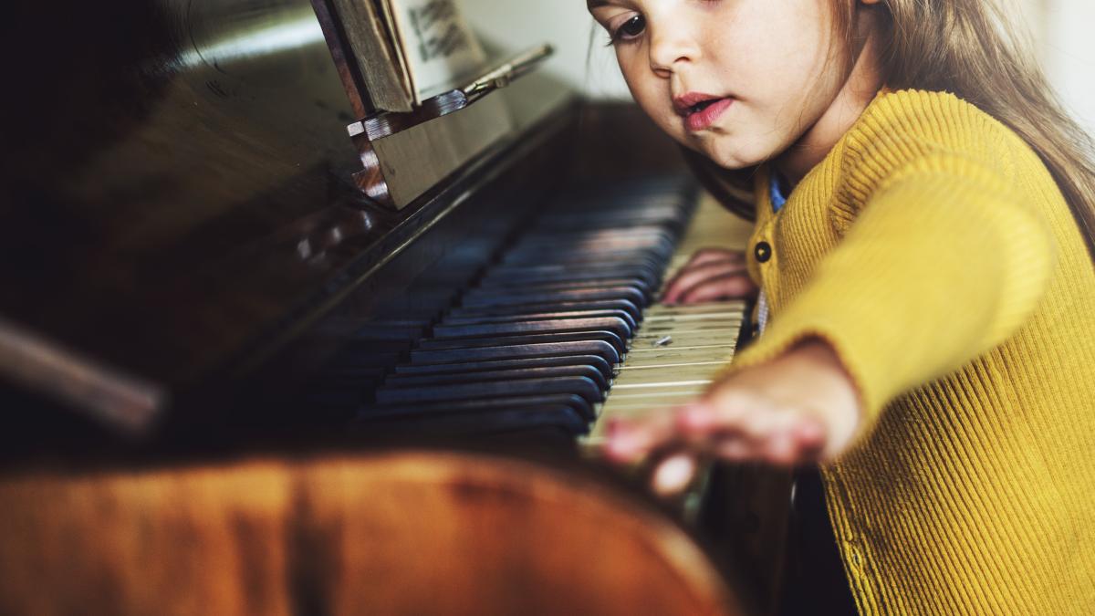 fetiță care cântă la pian