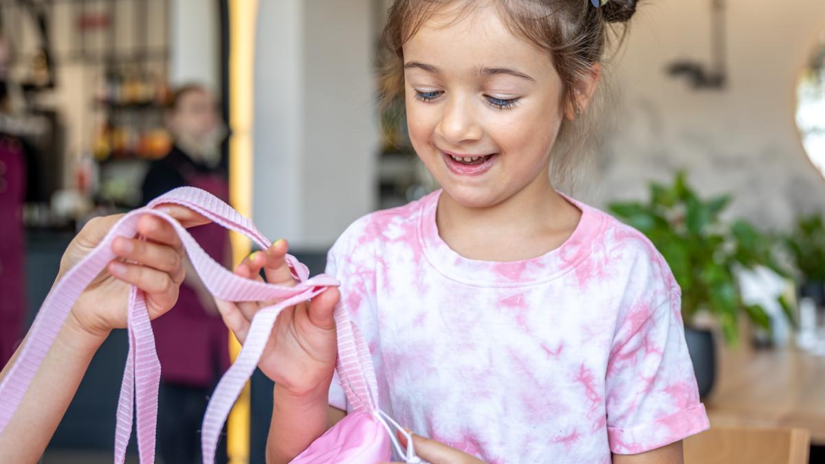 fetiță zâmbitoare 