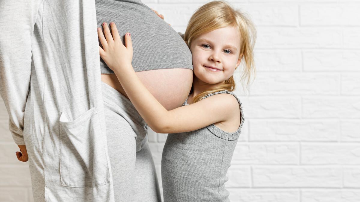 mamă însărcinată și o fetiță