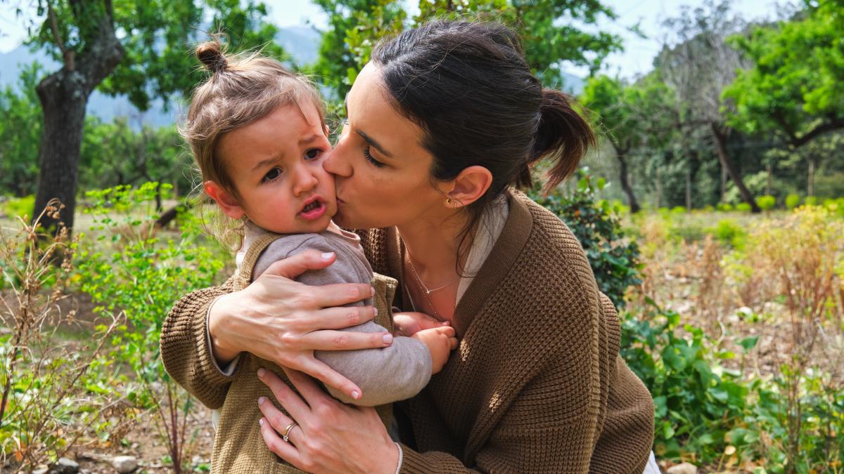 Generația care crește copii fără să fi învățat iubirea. Daniela Gavankar „Suntem bolnavi de neiubire”  VIDEO