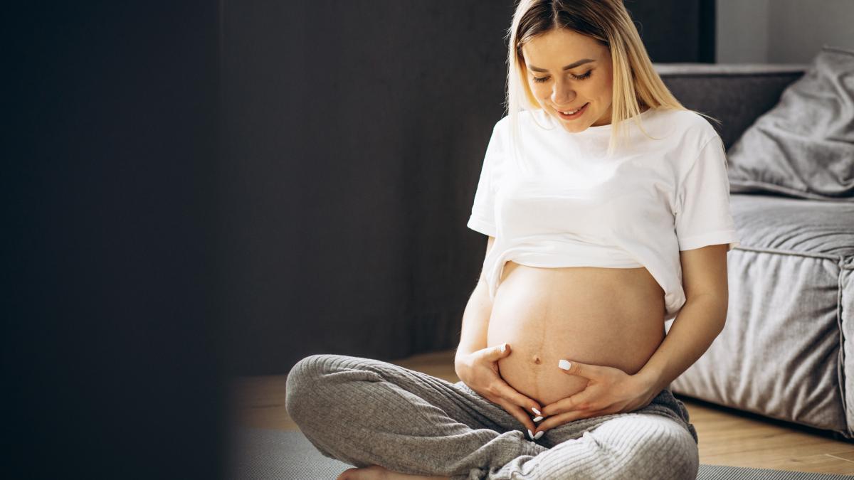 femeie însărcinată tânără