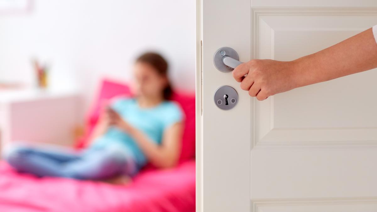 Cum gestionezi ușile trântite și tăcerile lungi ale copiilor Radu Leca „Multe familii se blochează în două extreme”