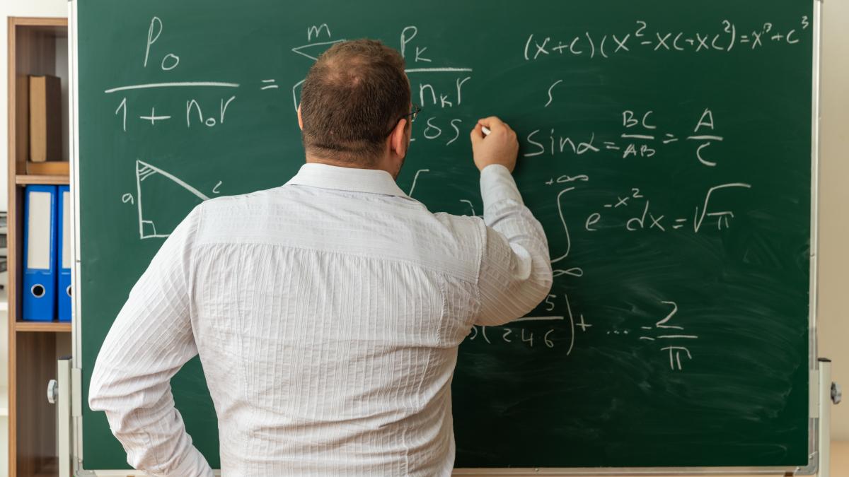 Profesor de matematică, anchetat A dat la test elevilor să calculeze cât ar costa o cină pentru o fată de 55 kg vs. una de 100 kg