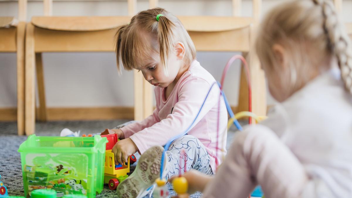 copii care se joacă la grădiniță