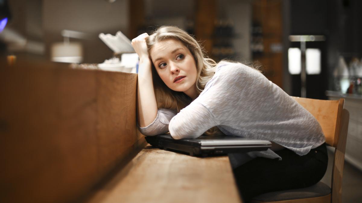 tânără gânditoare