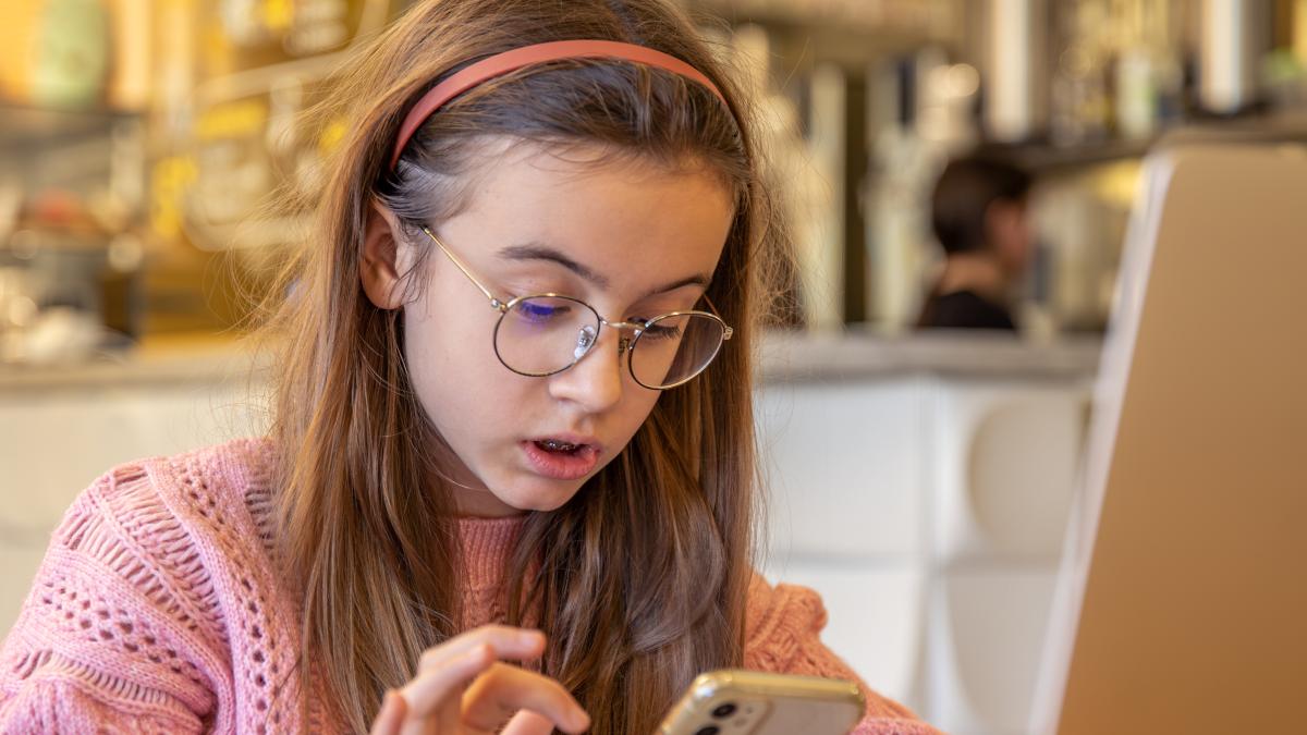 adolescentă care stă pe telefon