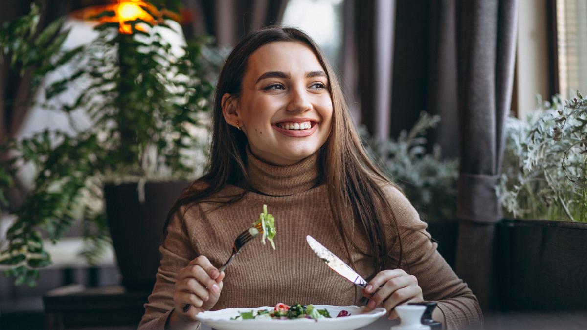 femeie care mănâncă