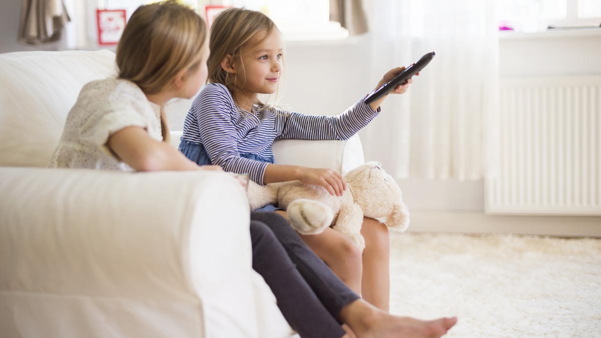 doi copii care se uită la televizor