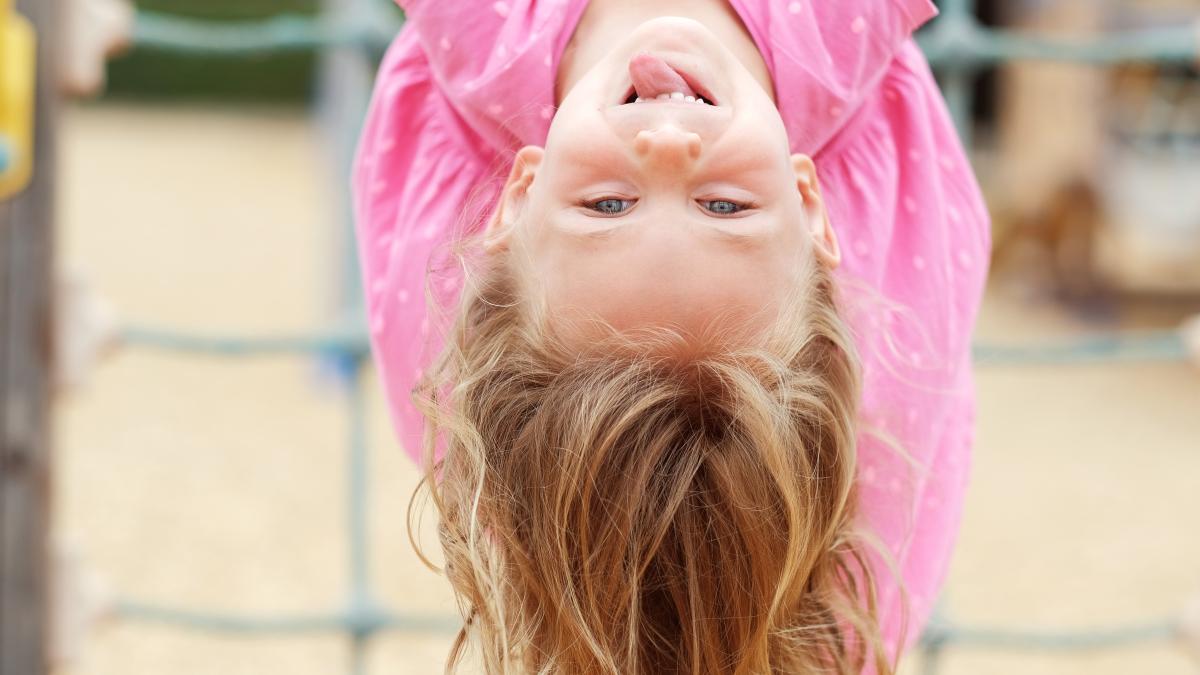 Copiii care sunt „cei amuzanți” din grup ajung să dezvolte aceste 11 trăsături rar întâlnite