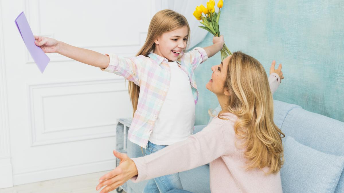 mama cu fetița se iau în brațe