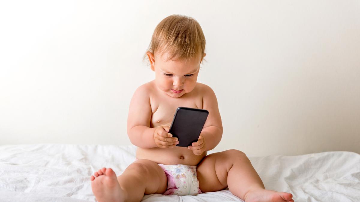 bebeluș care stă pe telefon