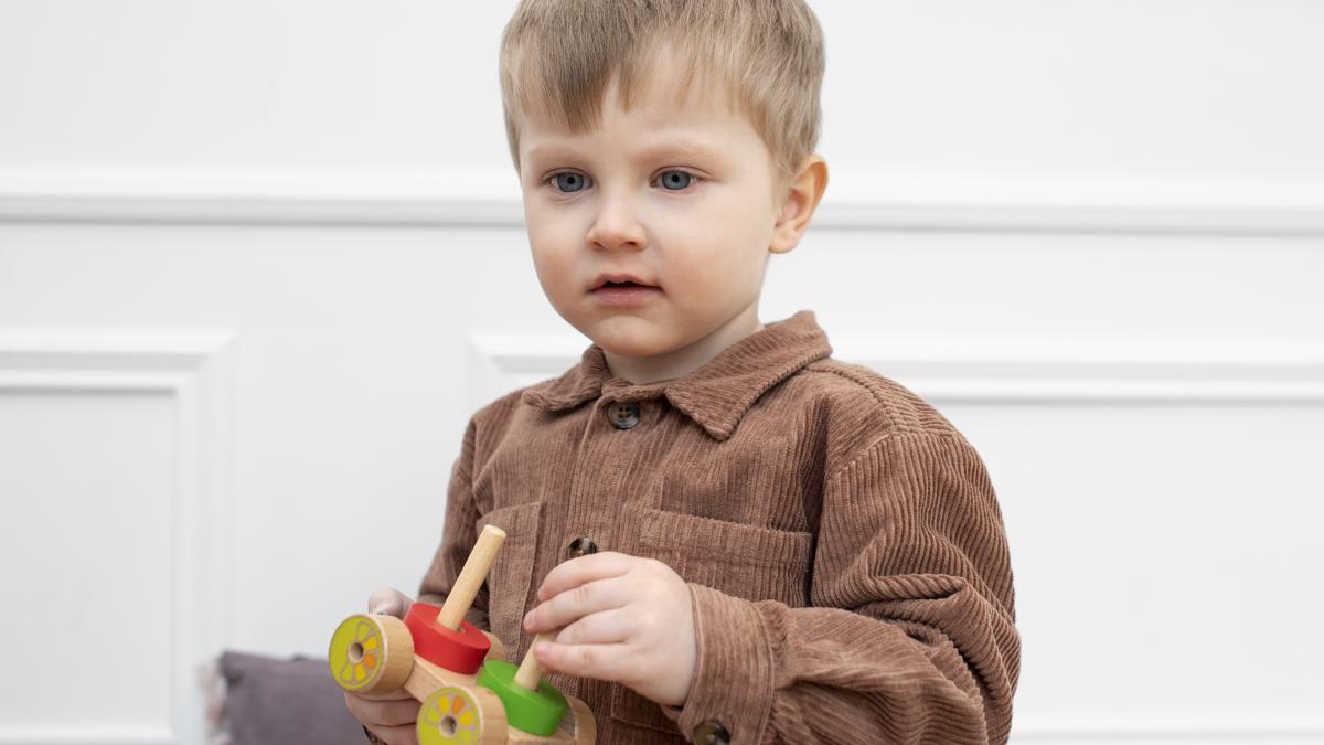 copil care se joacă cu o jucărie