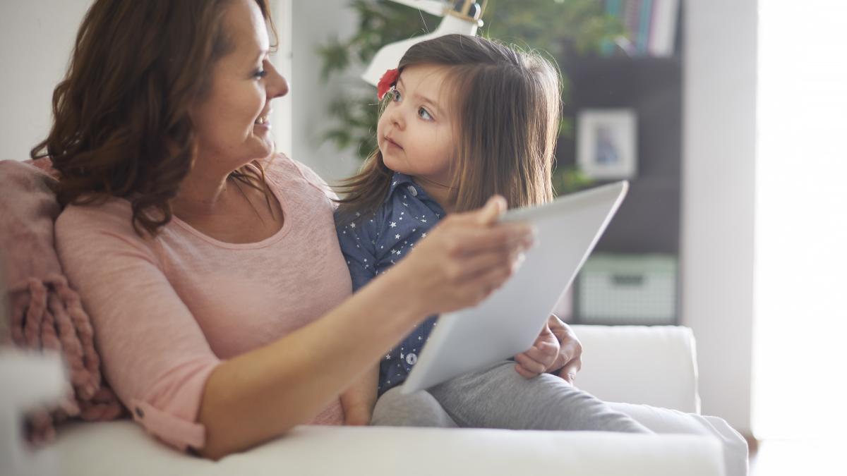 mama și copilul citind o carte