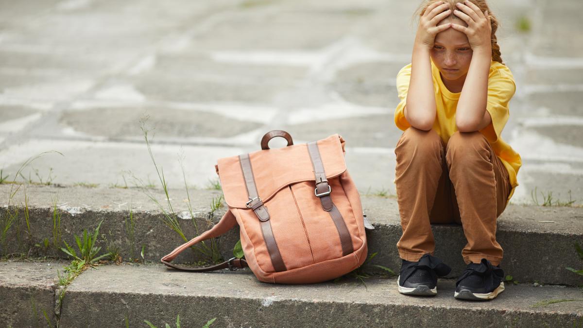 Radu Leca Abandonul școlar rareori începe într-o zi în care elevul decide brusc să nu mai vină, ci începe lent