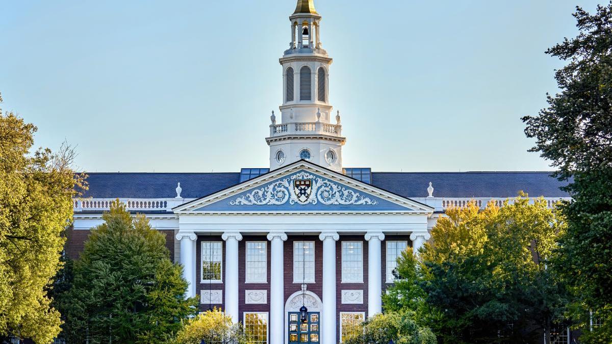 harvard-castiga-procesul-impotriva-administratiei-trump-privind-taierile-de-miliarde-de-dolari_01952400