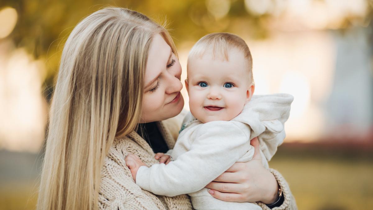 mama cu copilul în brațe