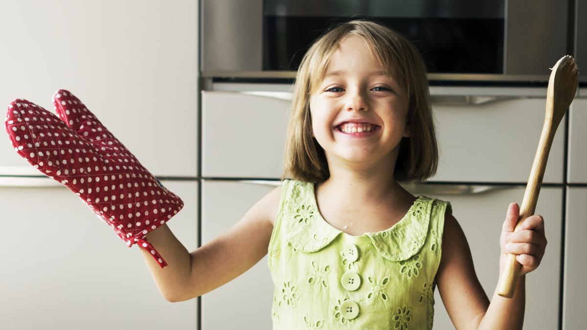 fetiță zâmbitoare în bucătărie