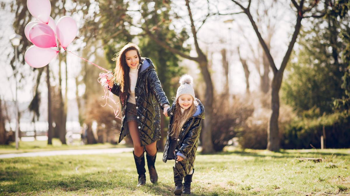mama și copilul în parc