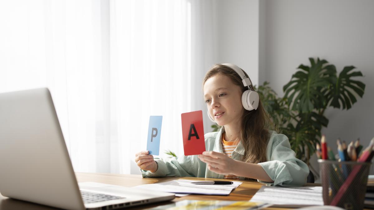 fetiță care învață o limbă nouă