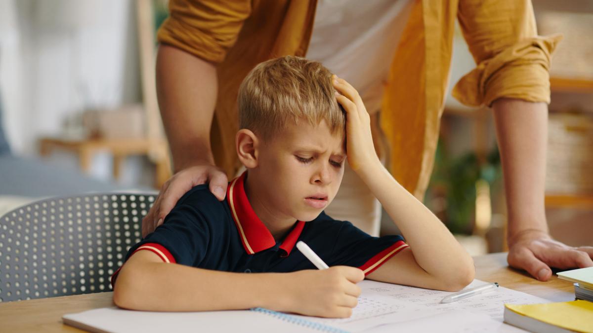 Îi ia prea mult timp copilului să-și facă temele Iată 3 afirmații pe care nu ar trebui să i le spui absolut deloc, conform experților