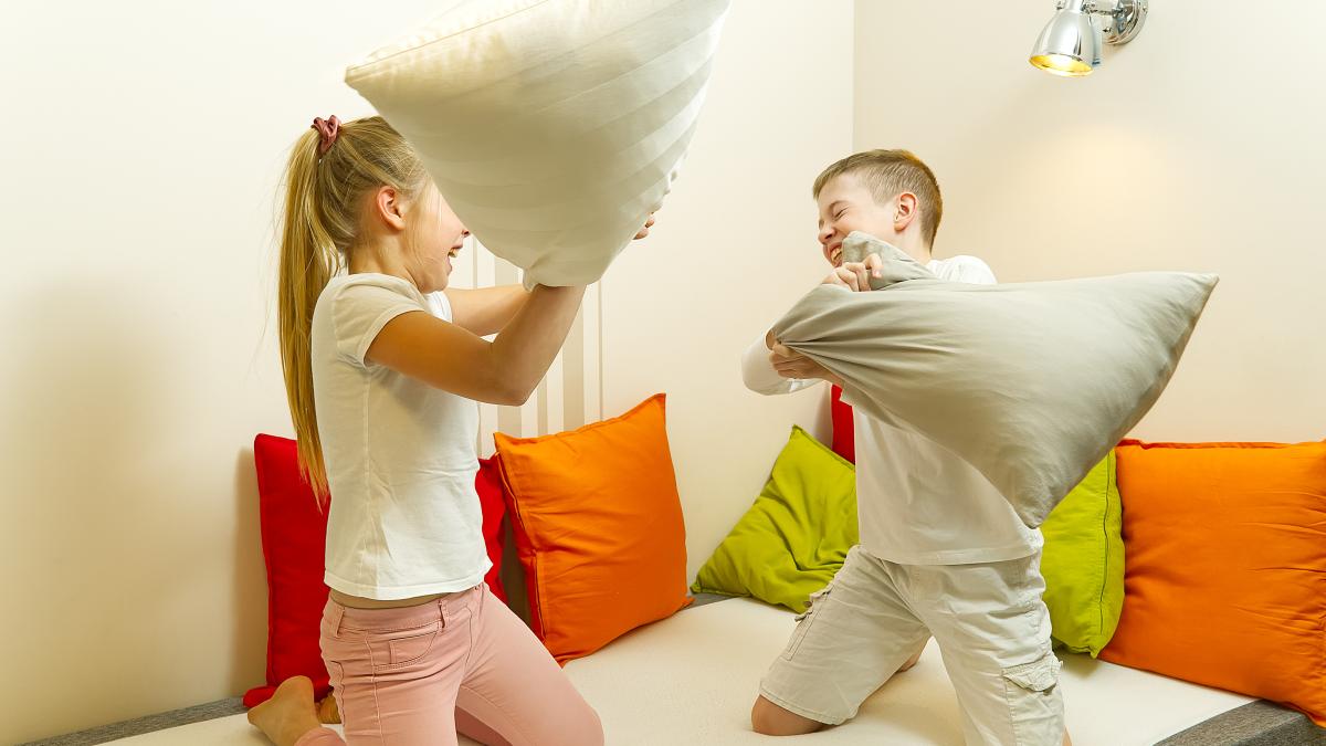 Jocul dur cu împingeri și îmbrânceli între copii. 3 repere care te ajută să înțelegi când e sănătos și când să intervii