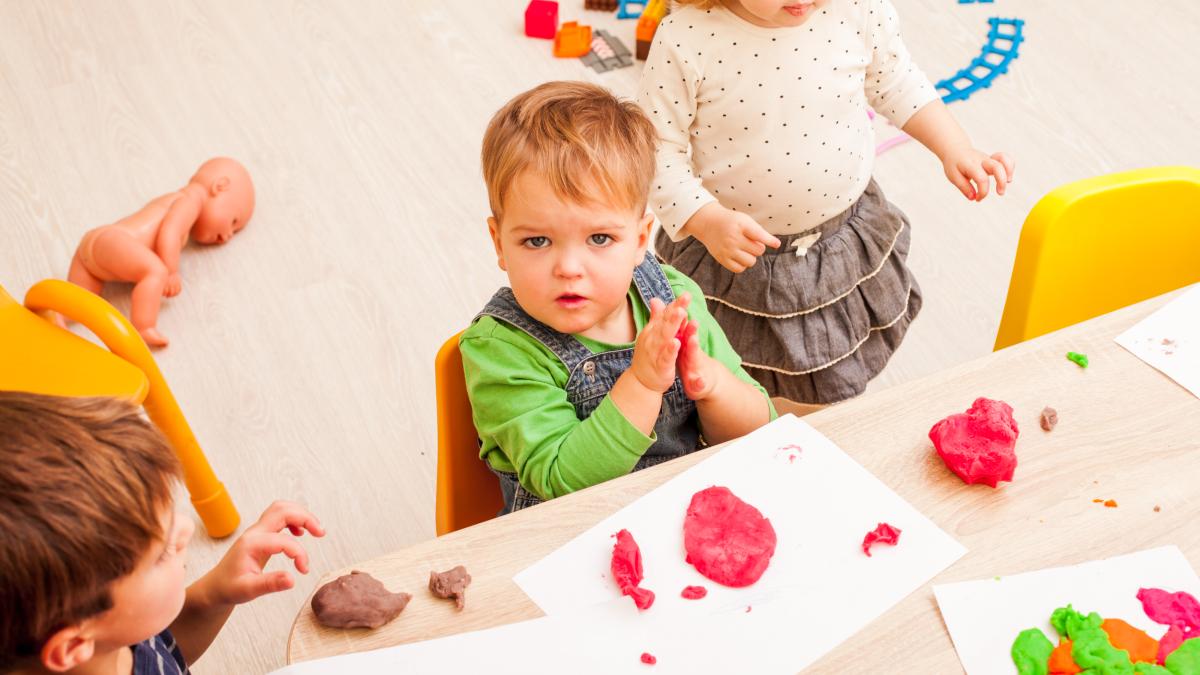 Studiu Acei copii care merg la creșă au o imunitate mai bună