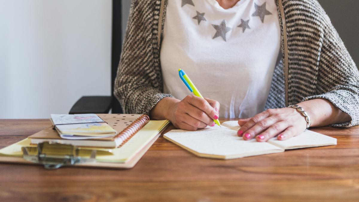 profesor care corectează lucrări