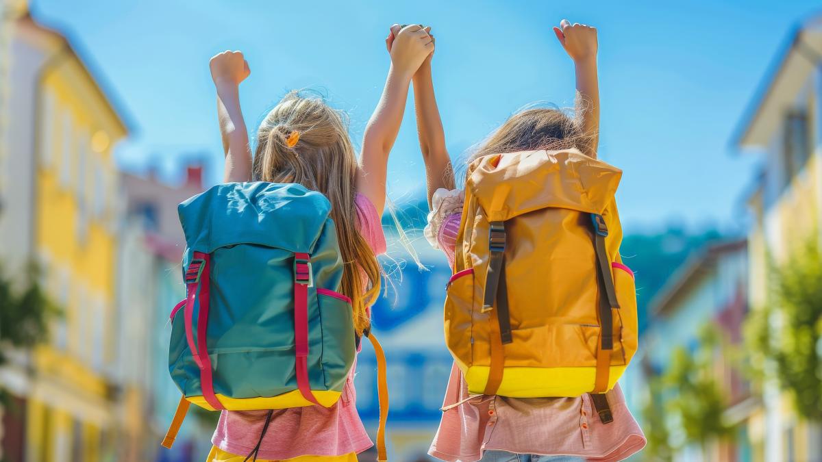 fetițe cu rucsacurile în spate