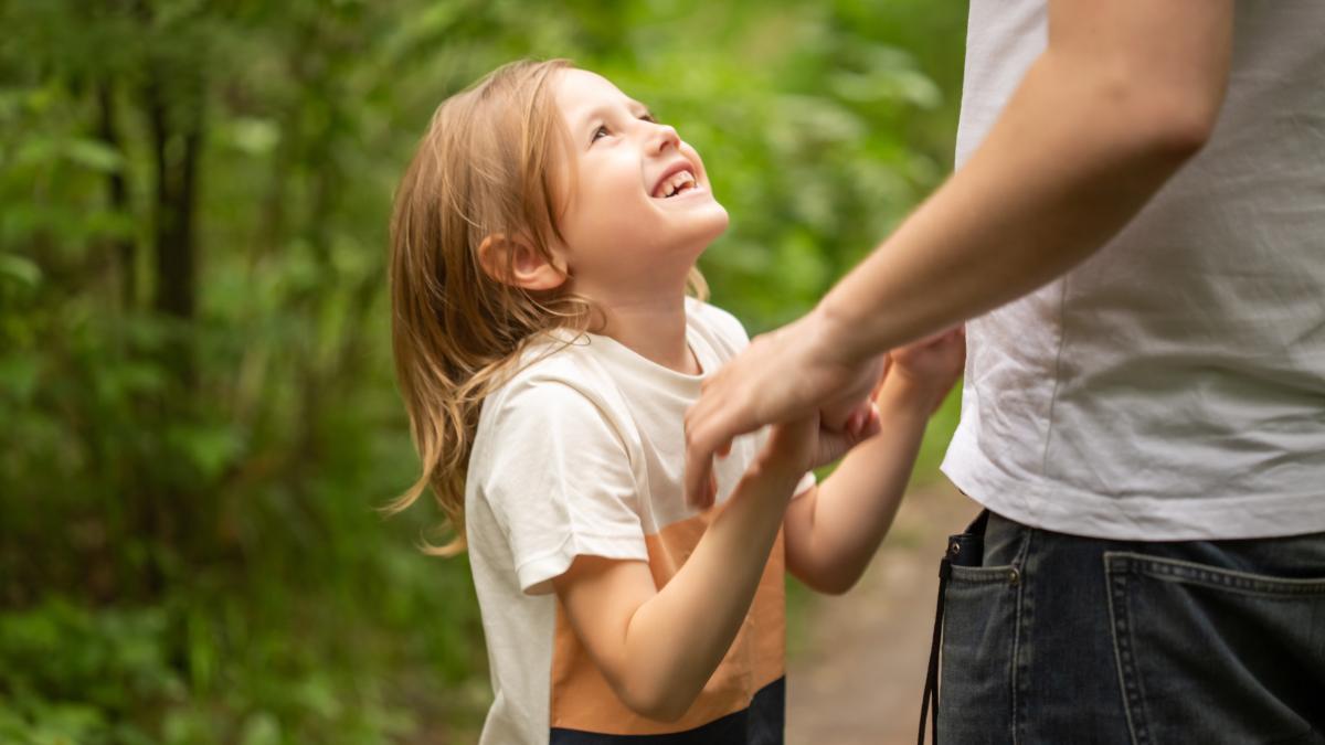 7 obiceiuri rare ale părinților care cresc copii foarte empatici, potrivit unui psiholog clinician