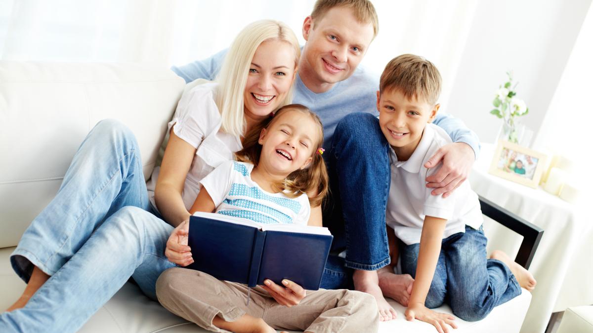 familie fericită citind împreună