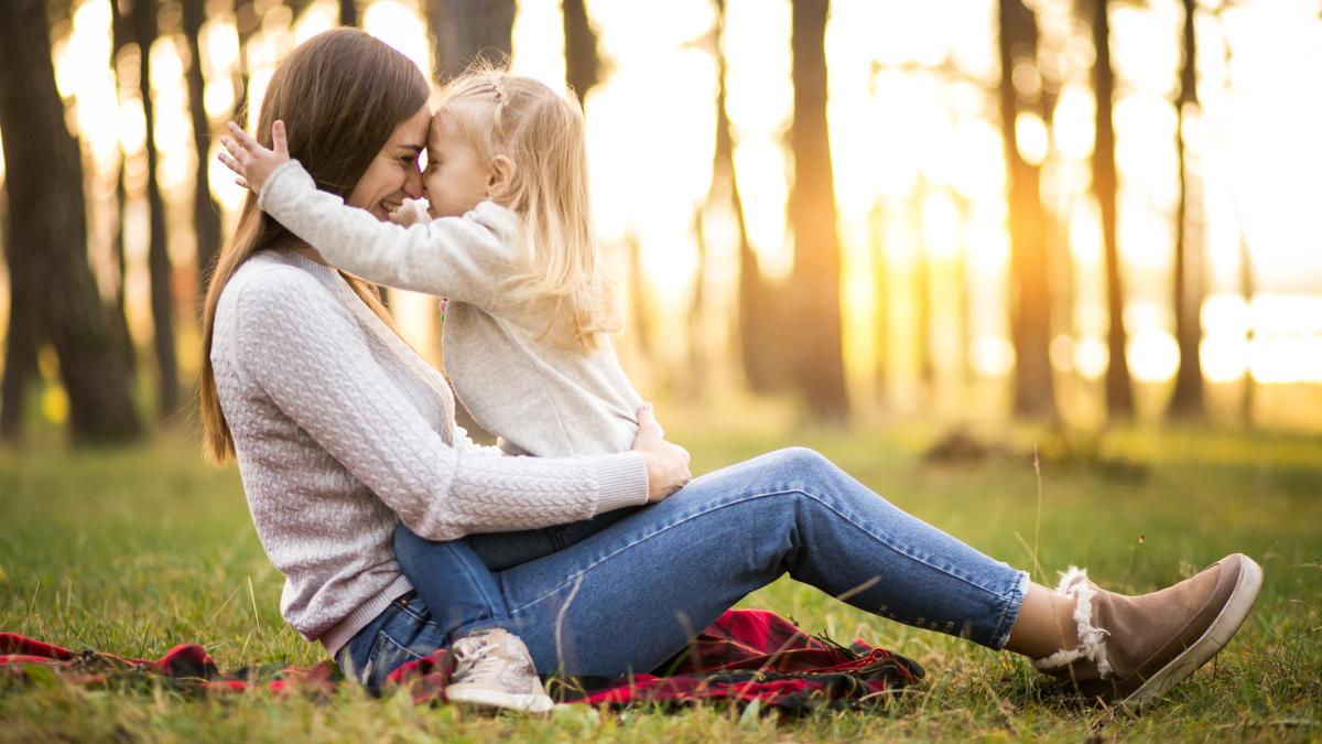 mama și copilul în brațe