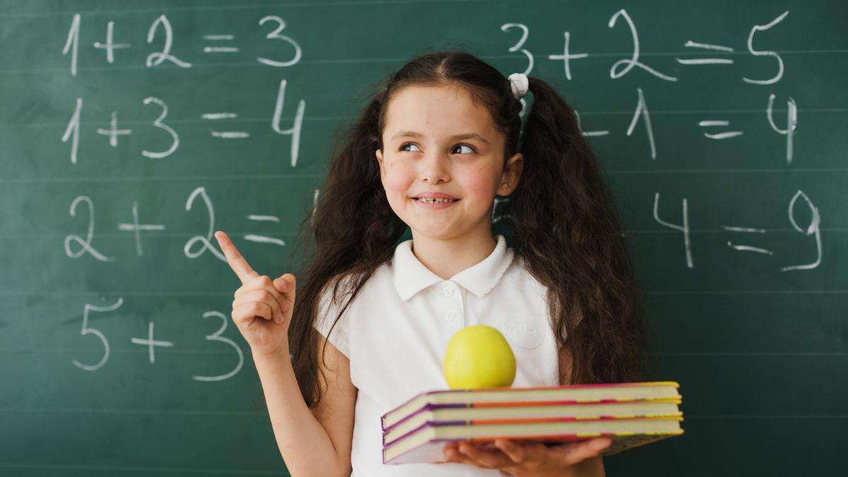 elevă la tablă la ora de matematică