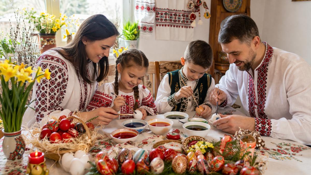 Paște 2026 Tradiția vopsirii ouălor te ajută să creezi amintiri cu copiii! Idei rapide pentru părinți ocupați