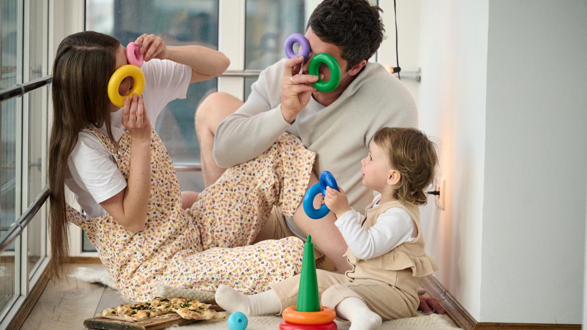 Cum să ne jucăm inteligent cu bebelușii și copiii de până la 3 ani, potrivit Oanei Moraru