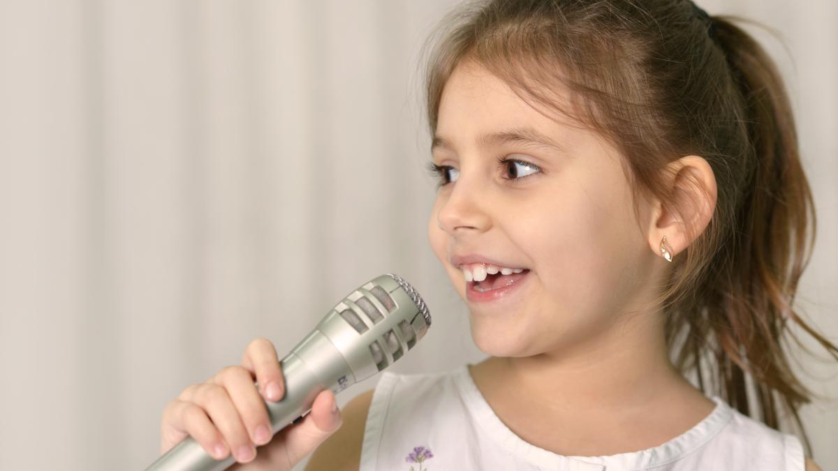 fetiță care cântă