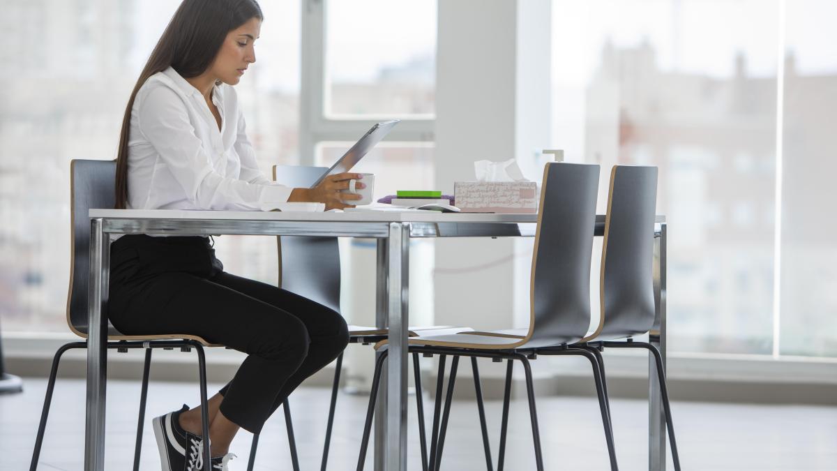 femeie care stă pe scaun