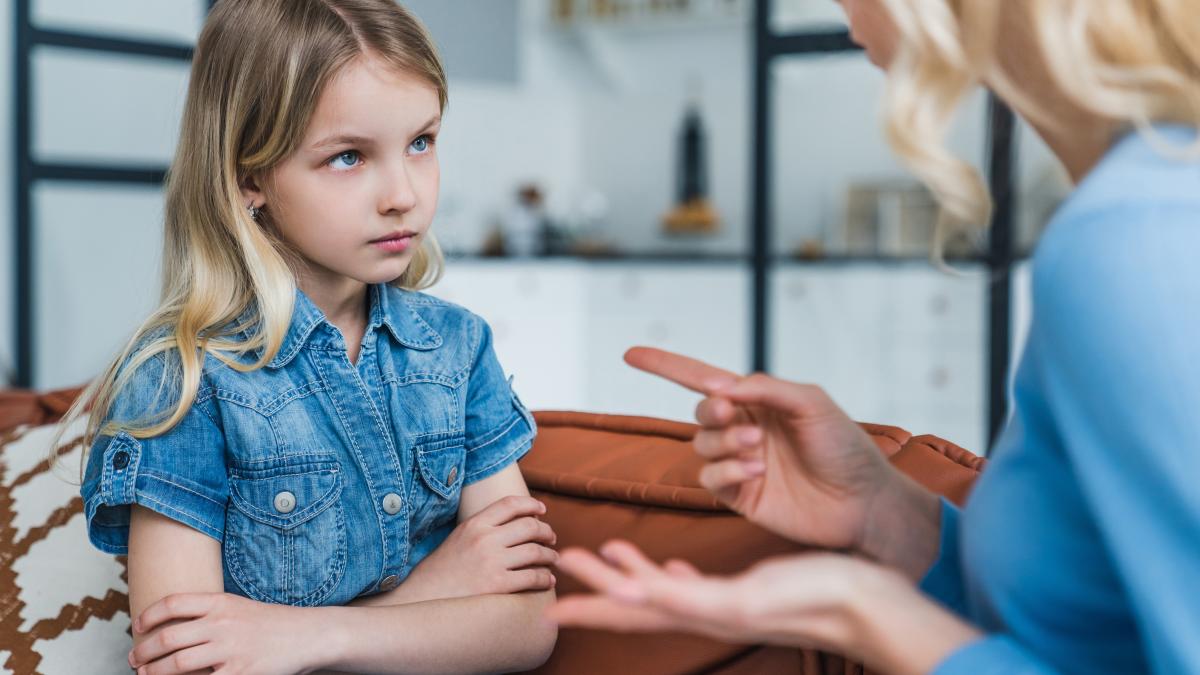 Îți faci griji că ești „polițistul rău” în ochii copilului tău 3 motive pentru care acest rol nu este negativ, potrivit unui psiholog