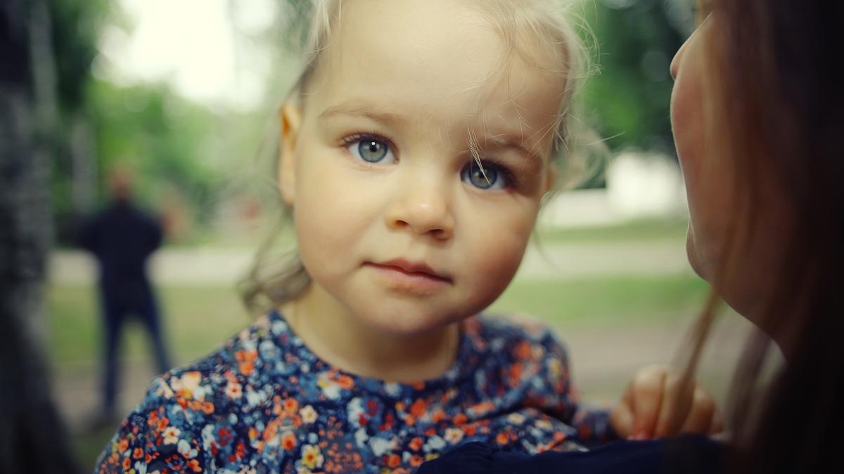 10 lucruri pe care părinții narcisiști le fac în fața copiilor și care nu ar trebui să se întâmple niciodată